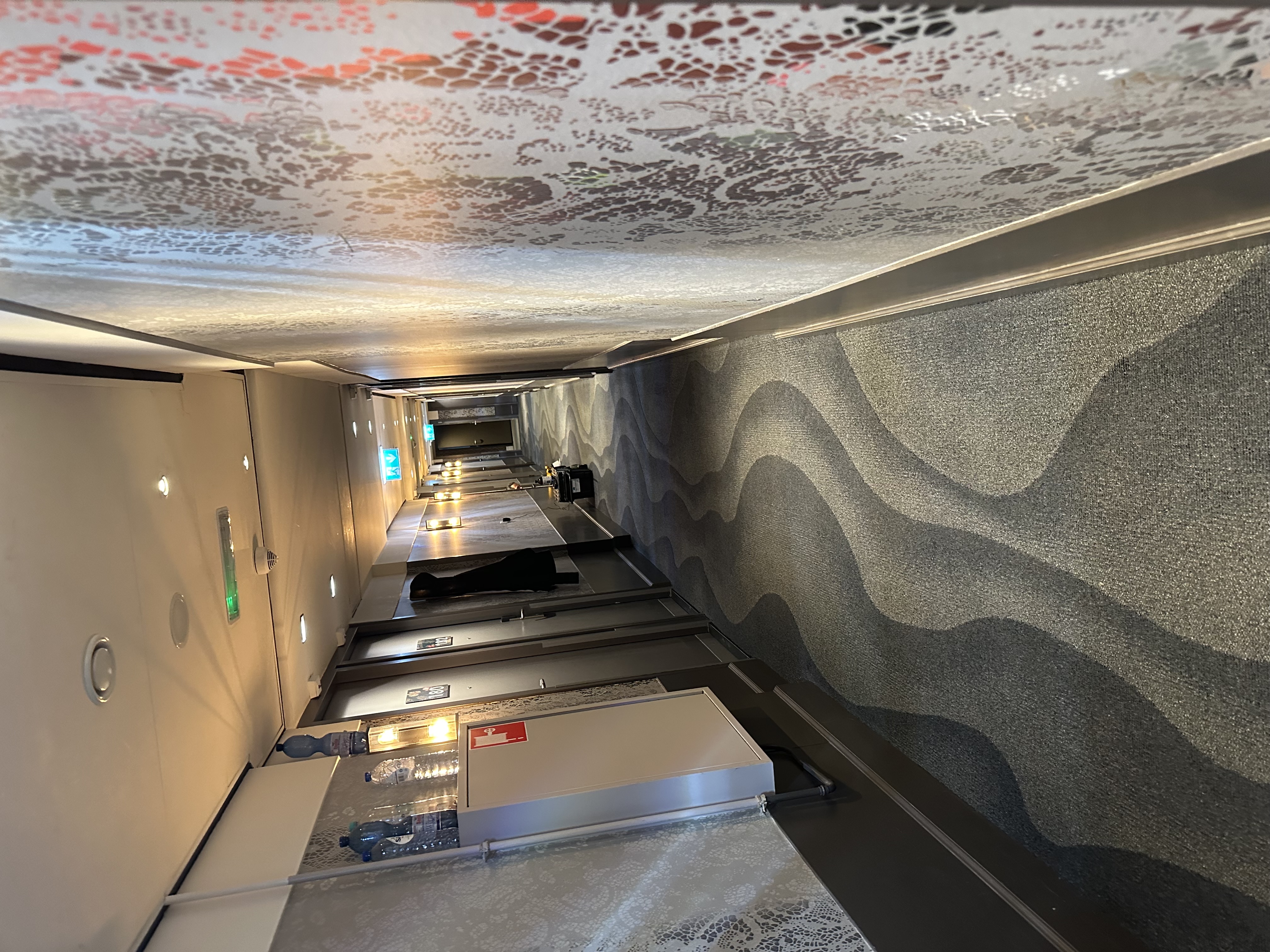 Wave design tapijt — hotelgang door KILO